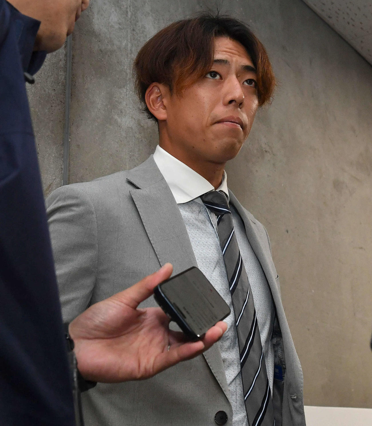 囲み取材を受ける九鬼（撮影・岩下翔太）