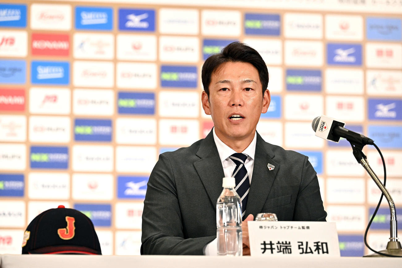 会見する侍ジャパン井端監督（撮影・滝沢徹郎）