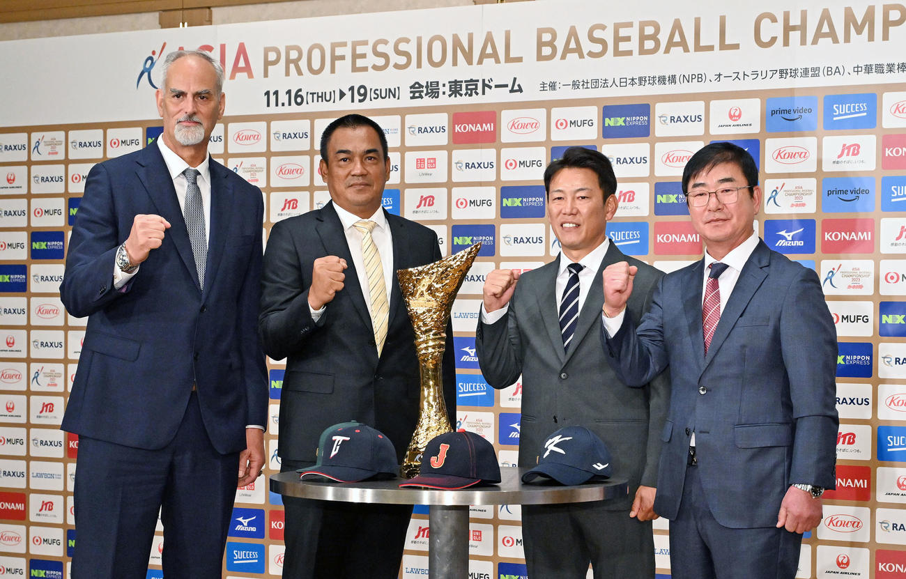 アジアプロ野球チャンピオンシップのトロフィーを前に記念撮影する、左からオーストラリア・ロイド代表投手コーチ、台湾陳監督、侍ジャパン井端監督、韓国柳監督（撮影・滝沢徹郎）