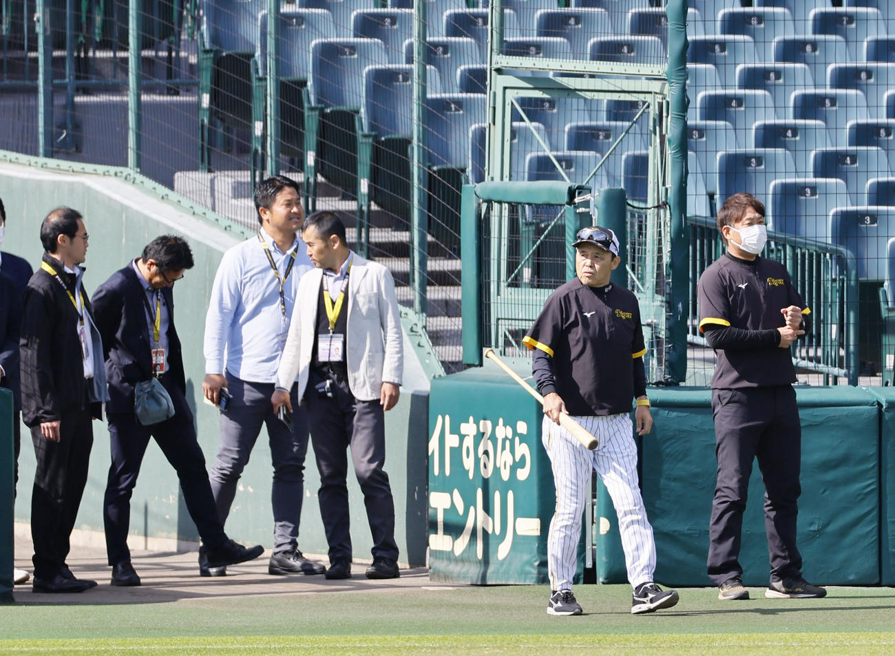 グラウンドに入る阪神岡田監督（撮影・藤尾明華）