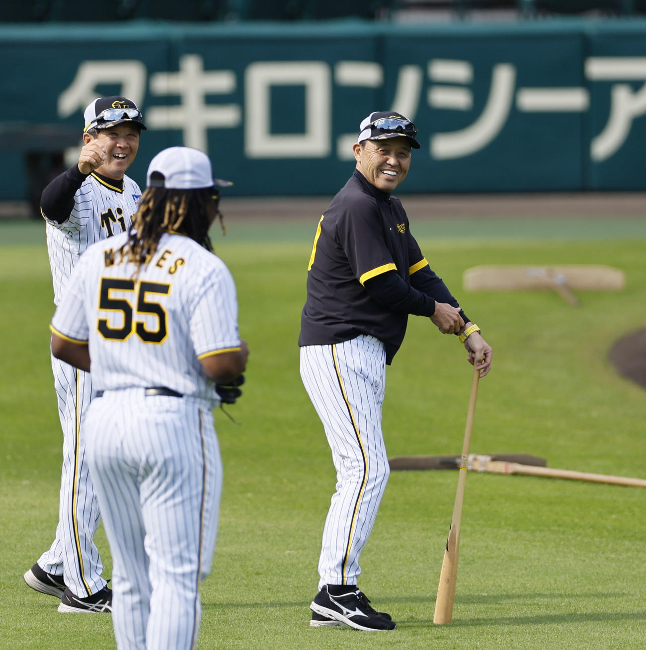 練習の合間にミエセス（手前）と笑顔で話をする阪神岡田監督（右）（撮影・藤尾明華）
