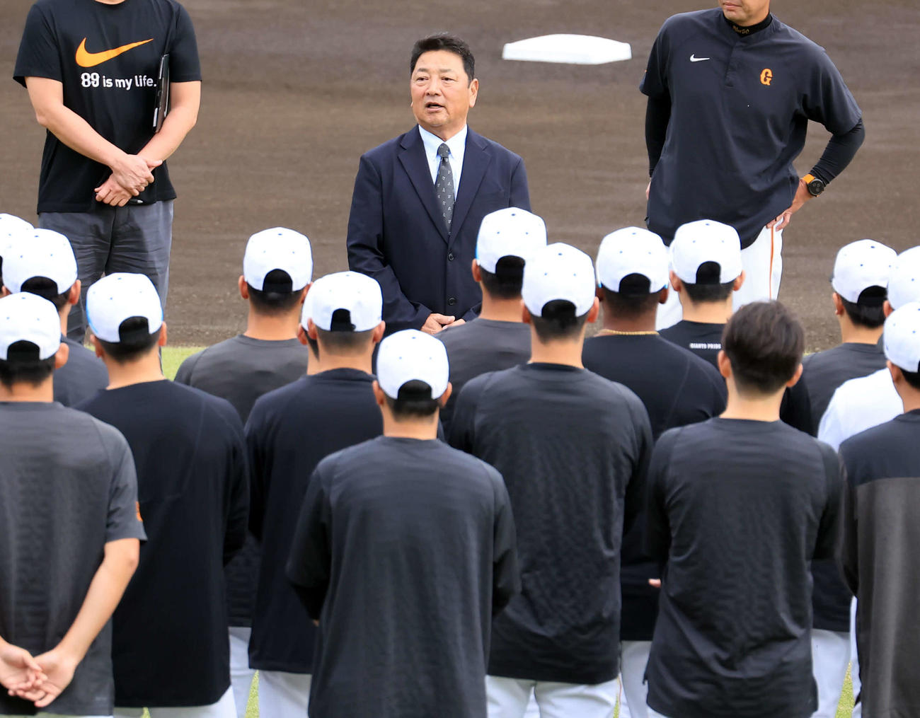 ナインにあいさつする巨人吉村編成本部長（2023年10月14日撮影）
