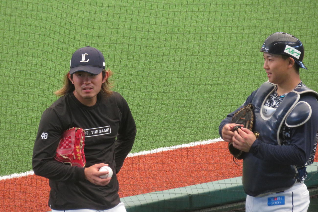 侍ジャパンの初陣メンバーに選ばれた西武今井（左）と古賀（撮影・金子真仁）