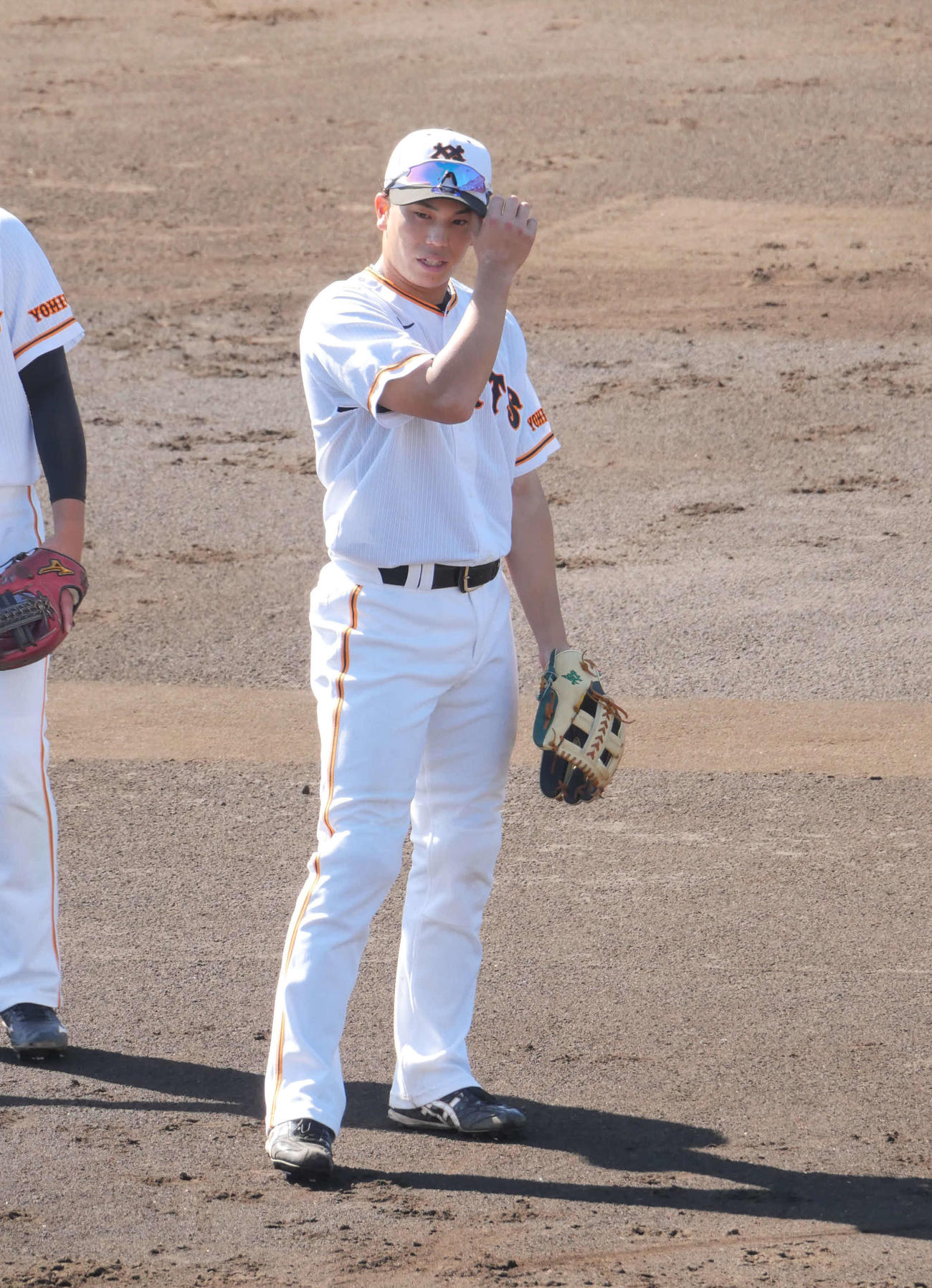 ノックを受ける巨人門脇（撮影・上田悠太）