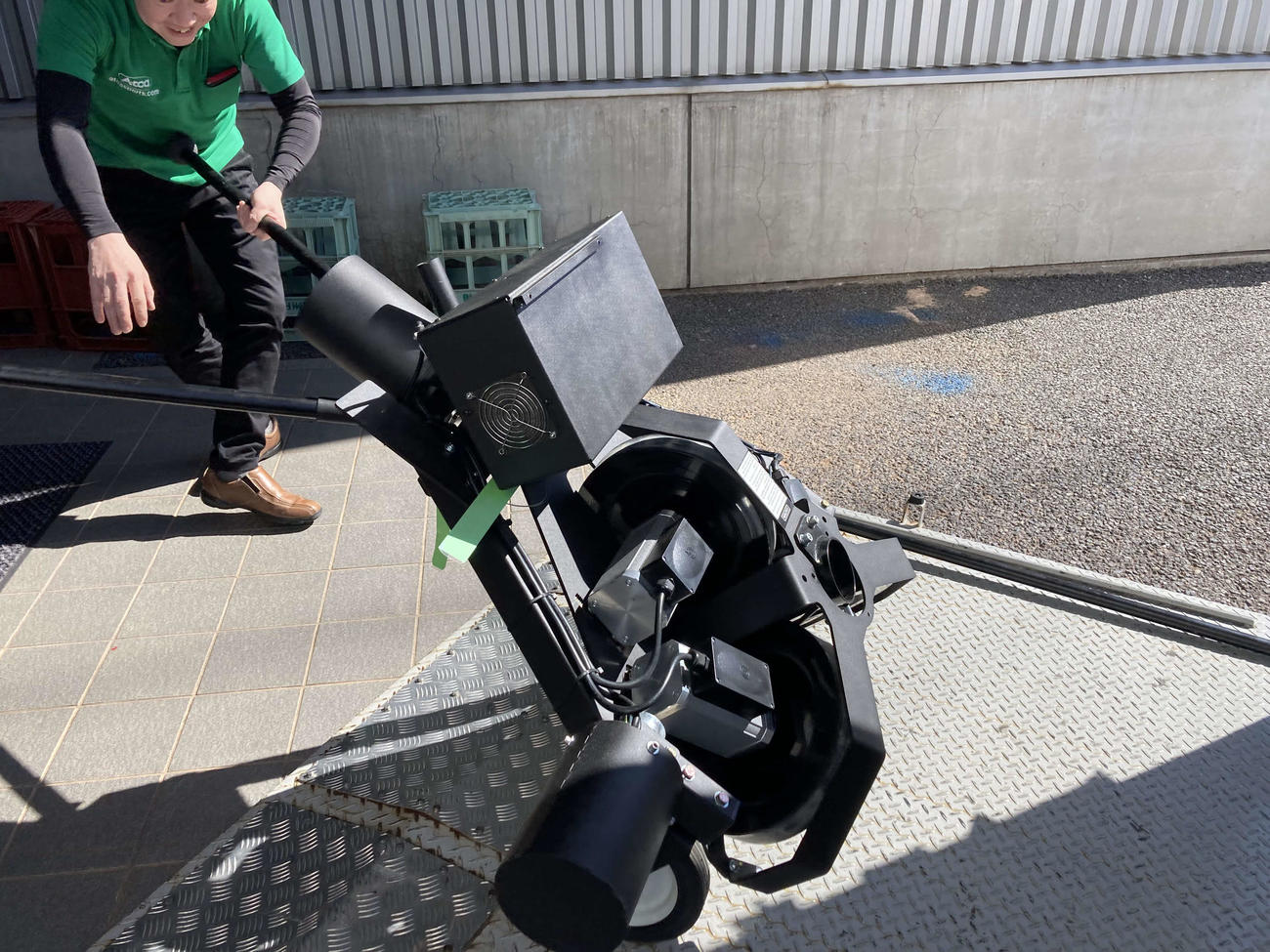 ナゴヤ球場に搬入された新型打撃マシン「アイスピニー」