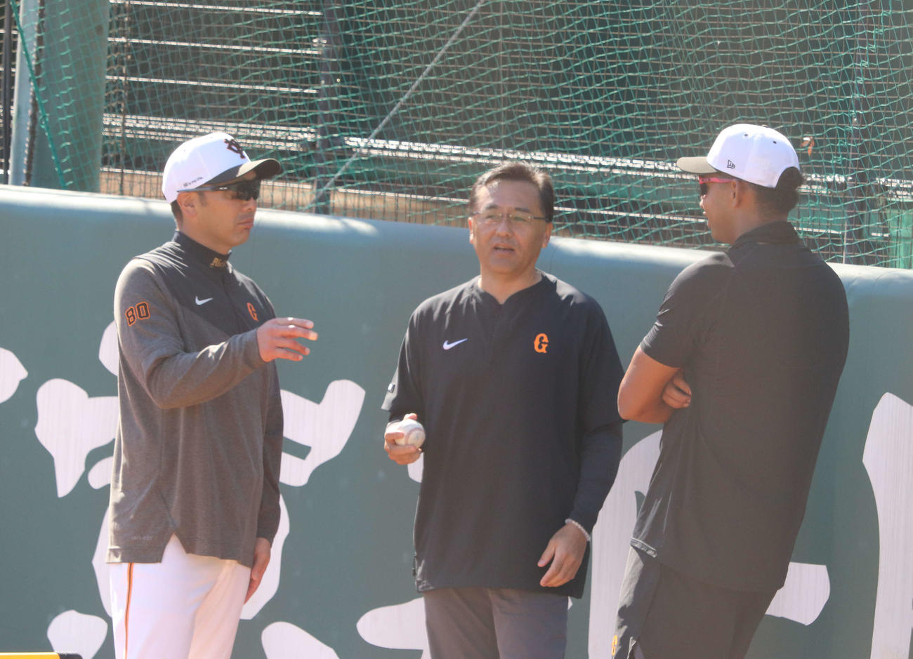 ジャイアンツ球場での秋季練習に参加する巨人育成のラモス（右）と会話する阿部新監督（左）（撮影・小早川宗一郎）
