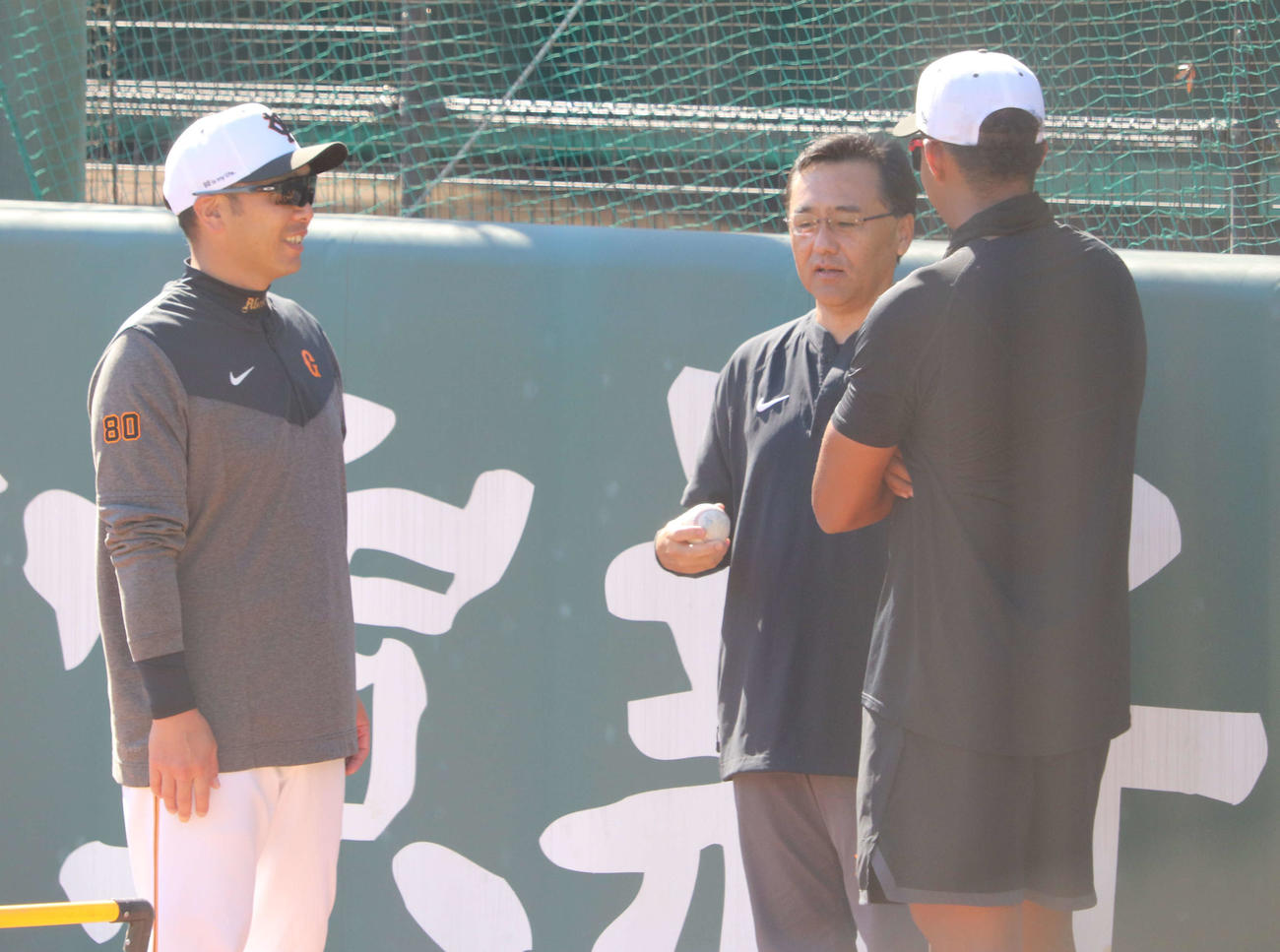 ジャイアンツ球場での秋季練習に参加する巨人育成のラモス（右）と会話する阿部新監督（左）（撮影・小早川宗一郎）