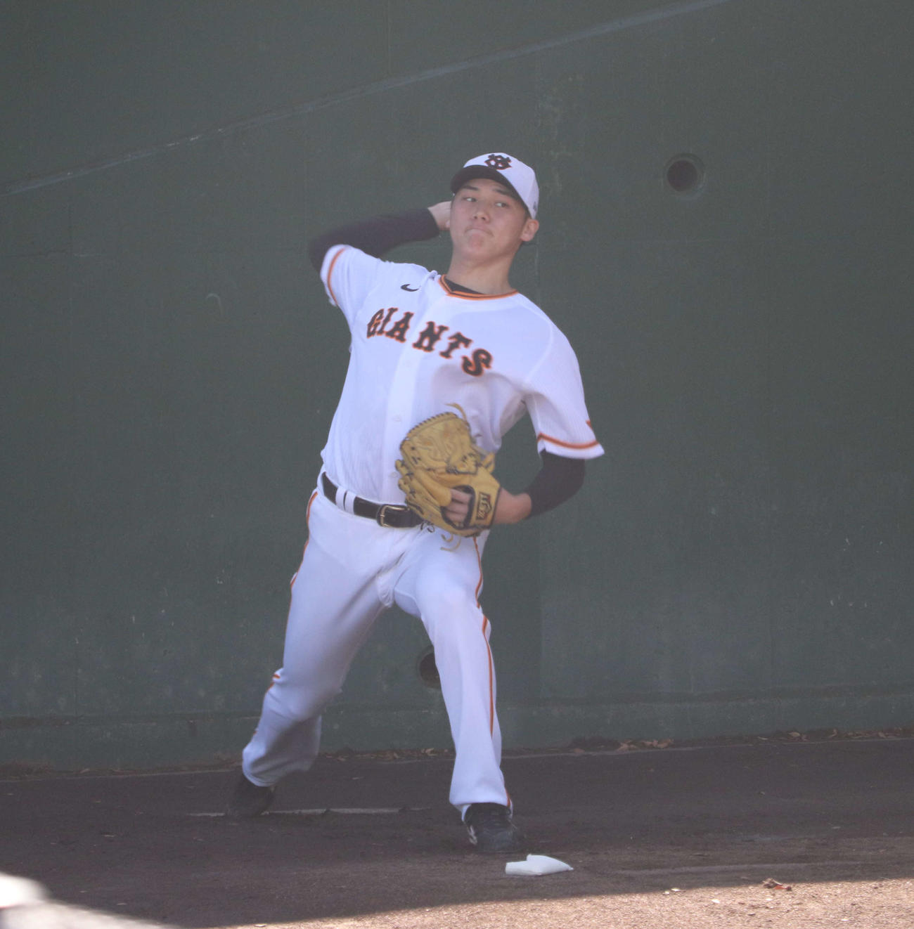 ジャイアンツ球場での秋季練習でブルペン投球する育成の巨人京本（撮影・小早川宗一郎）