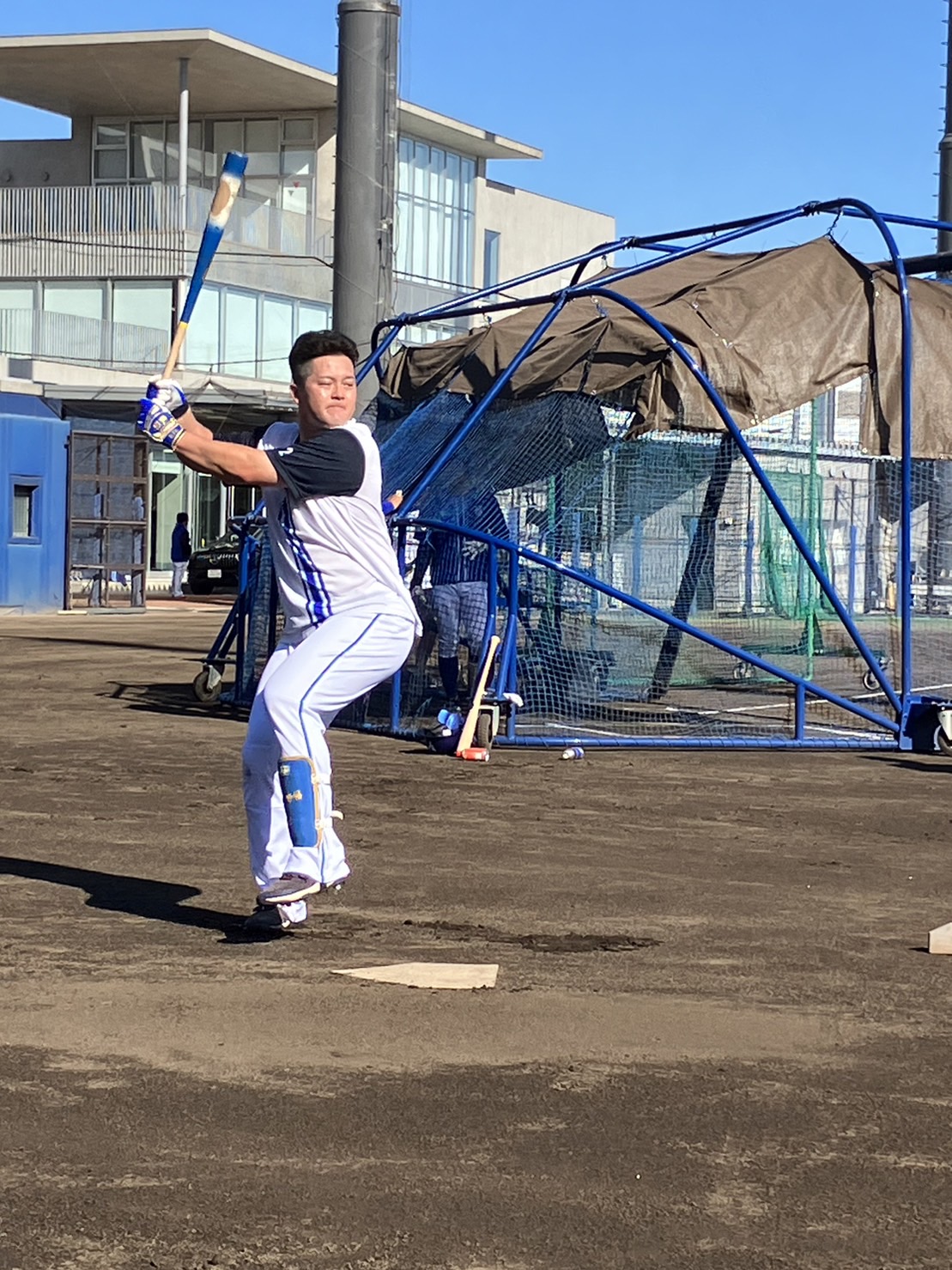 ロングティー打撃するDeNA牧（撮影・久保賢吾）