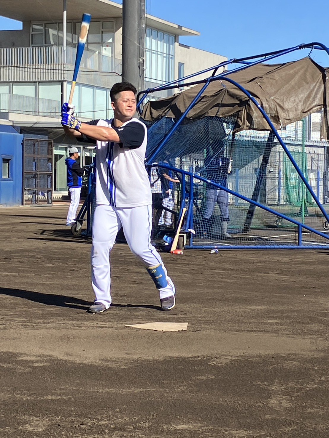 ロングティー打撃するDeNA牧秀悟（撮影・久保賢吾）