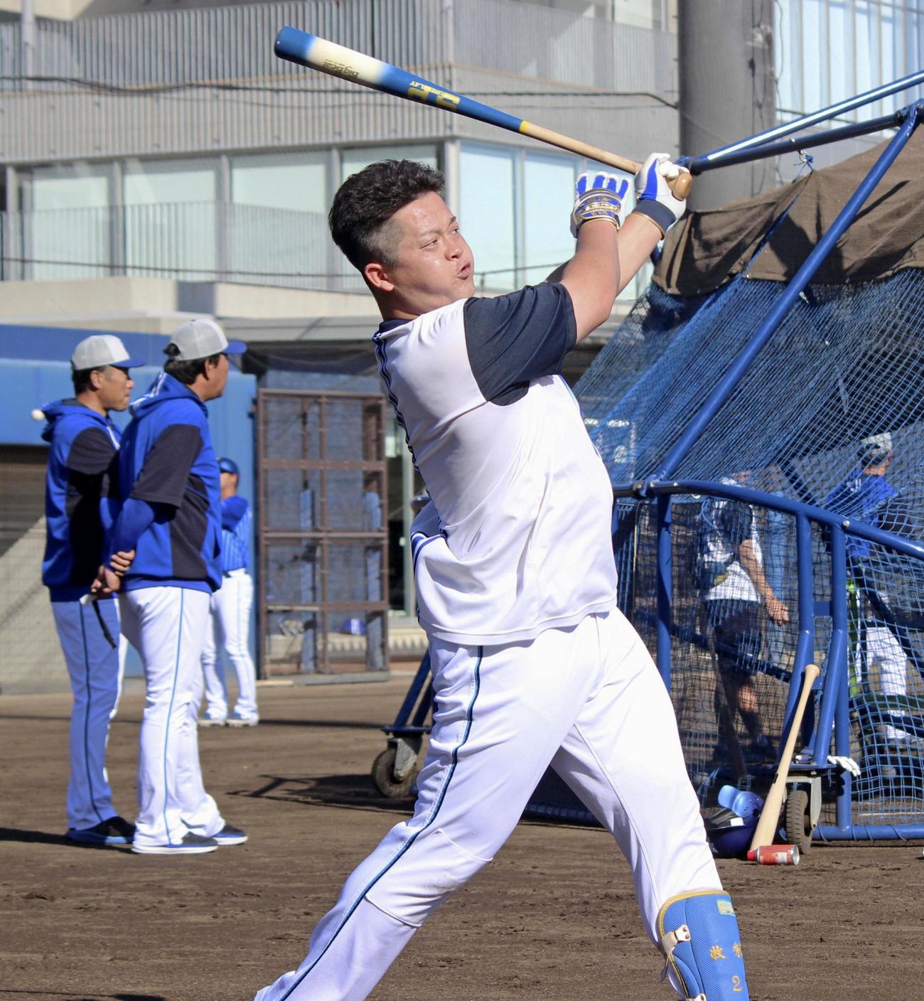 ロングティー打撃するDeNA牧秀悟（共同）