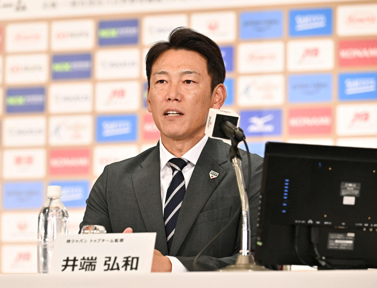 会見する侍ジャパン井端監督（撮影・滝沢徹郎）
