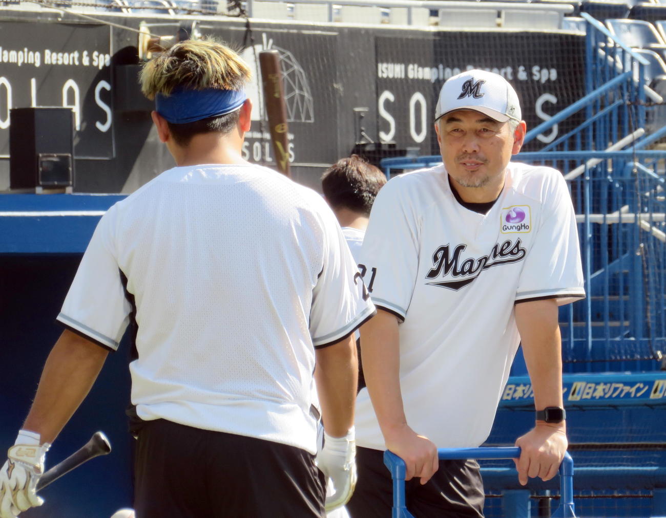 秋季練習で田村の打撃練習を見つめるロッテ吉井監督（撮影・鎌田直秀）