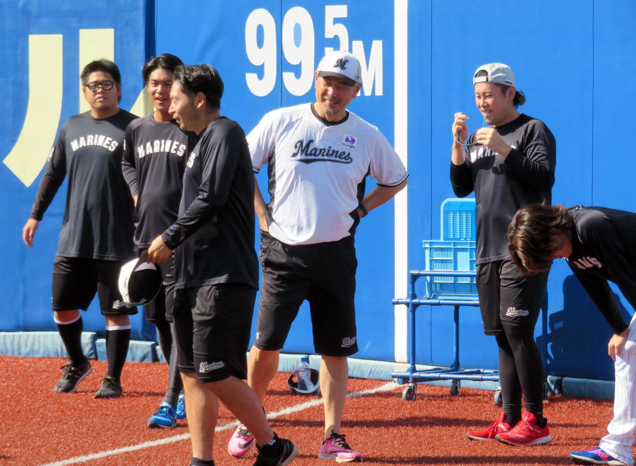 秋季練習でランメニューを行う投手陣に声をかけるロッテ吉井監督（撮影・鎌田直秀）