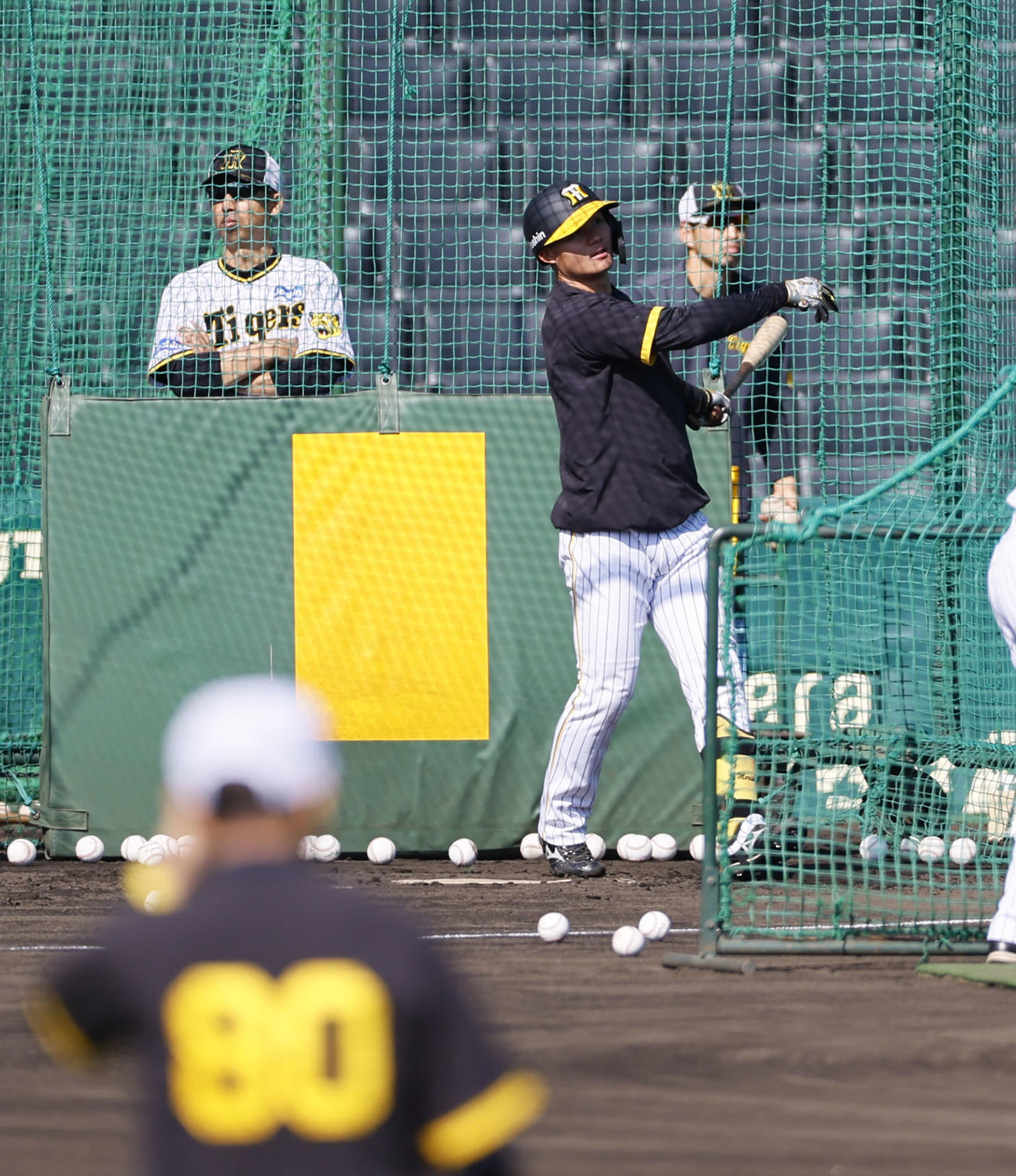 岡田監督（手前）が見つめる中、打撃練習をする阪神森下（撮影・藤尾明華）