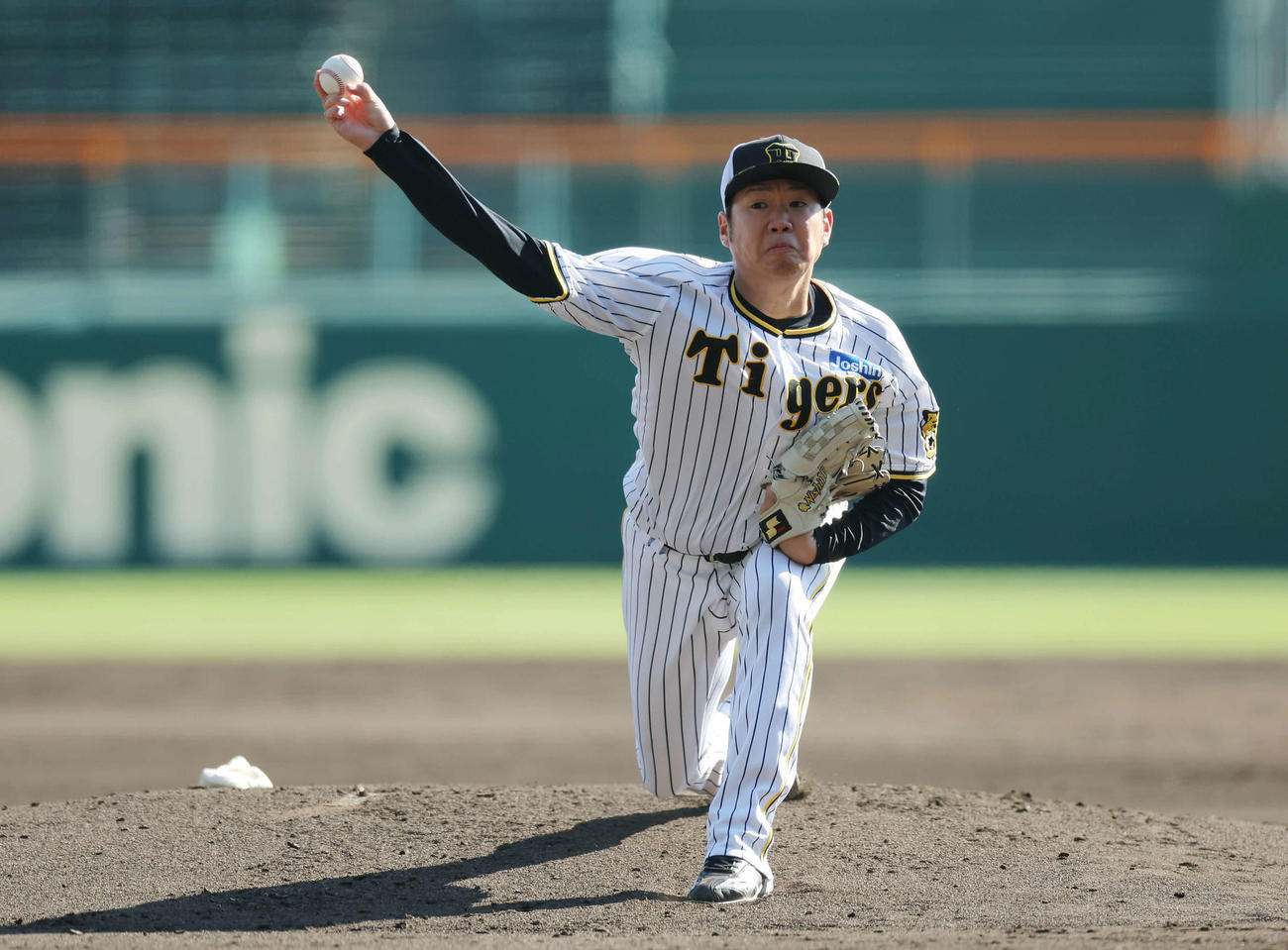 シート打撃に登板する阪神西勇（撮影・前田充）