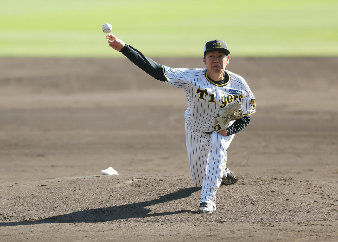 シート打撃に登板する阪神西勇（撮影・前田充）