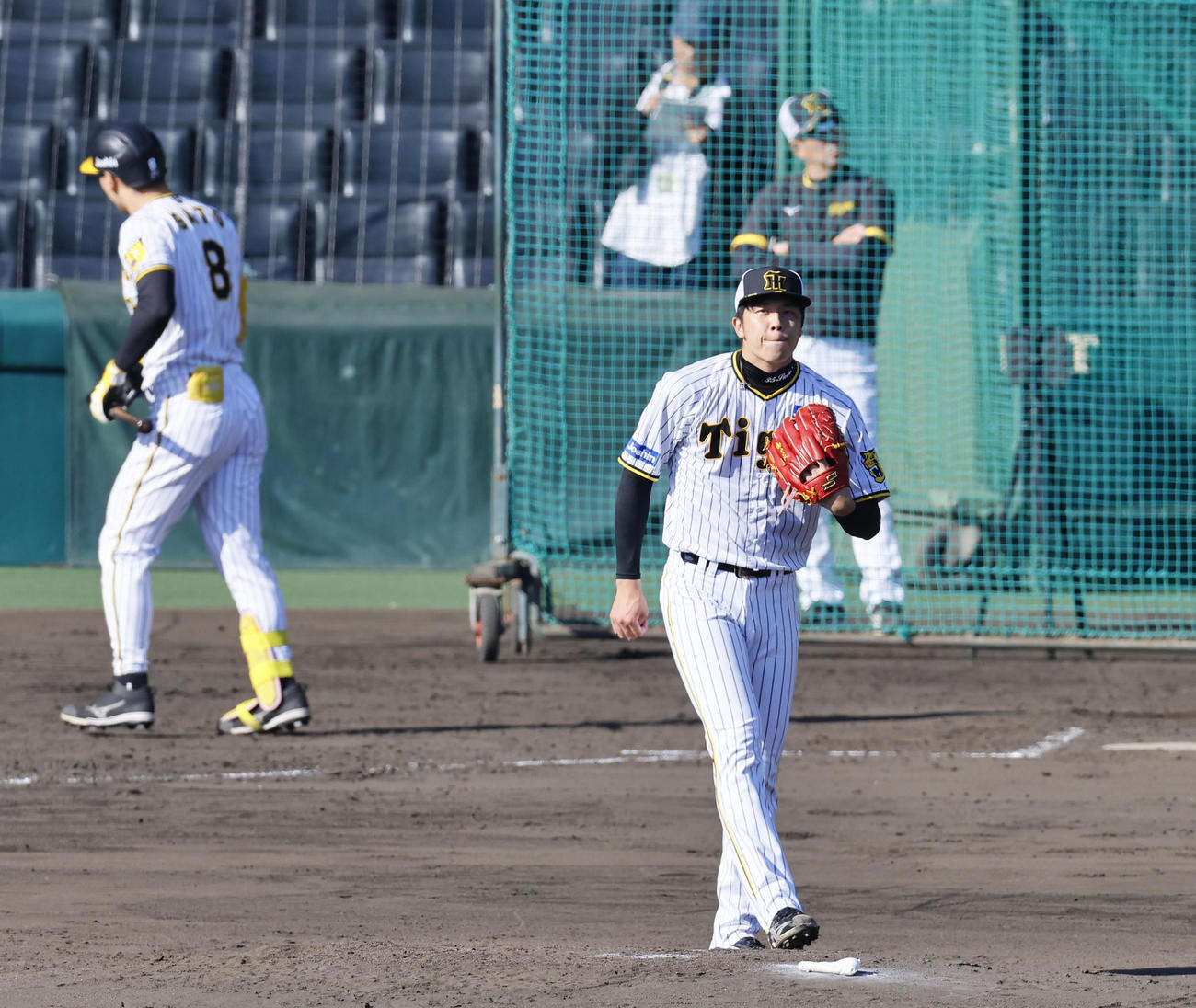 シート打撃で佐藤輝明（左）を2打席連続三振に仕留めた阪神才木（撮影・藤尾明華）
