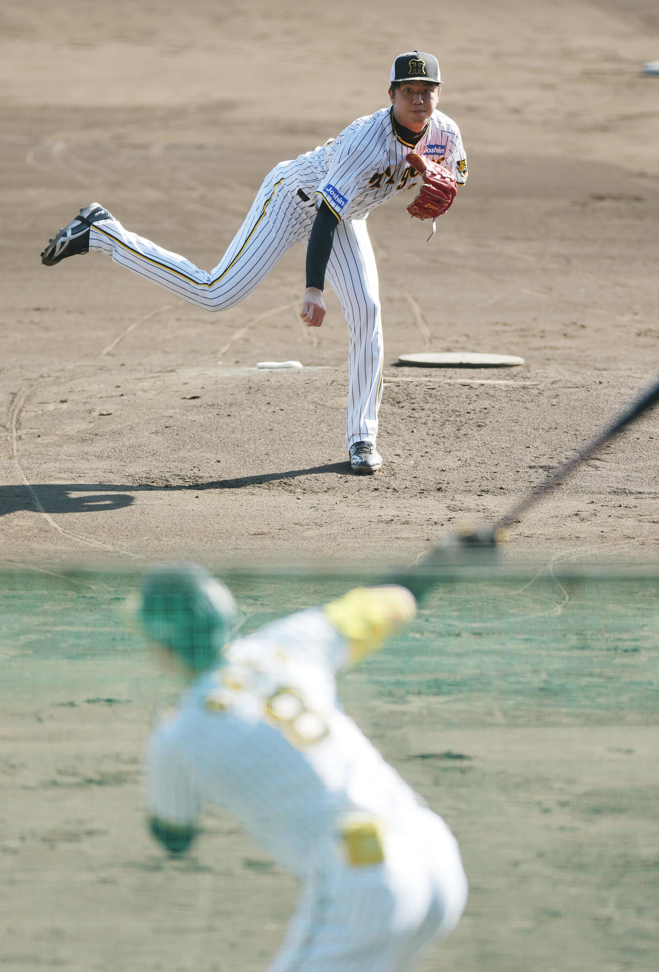 シート打撃で佐藤輝（手前）を空振り三振に仕留める才木（撮影・前田充）