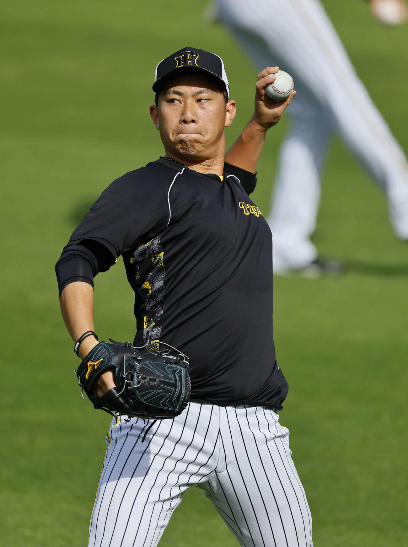 侍ジャパン入りした桐敷はキャッチボールで調整（撮影・藤尾明華）