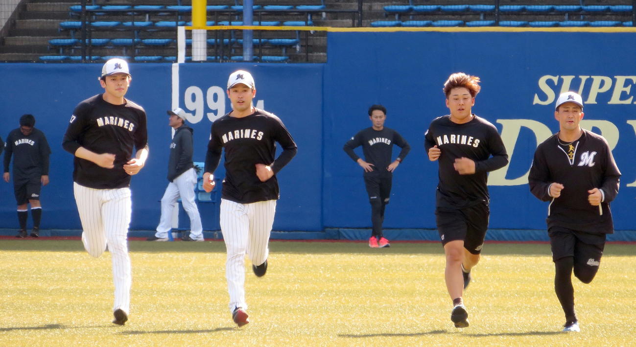 秋季練習でランメニューを行うロッテ佐々木朗（左端）ら選手たち（撮影・鎌田直秀）