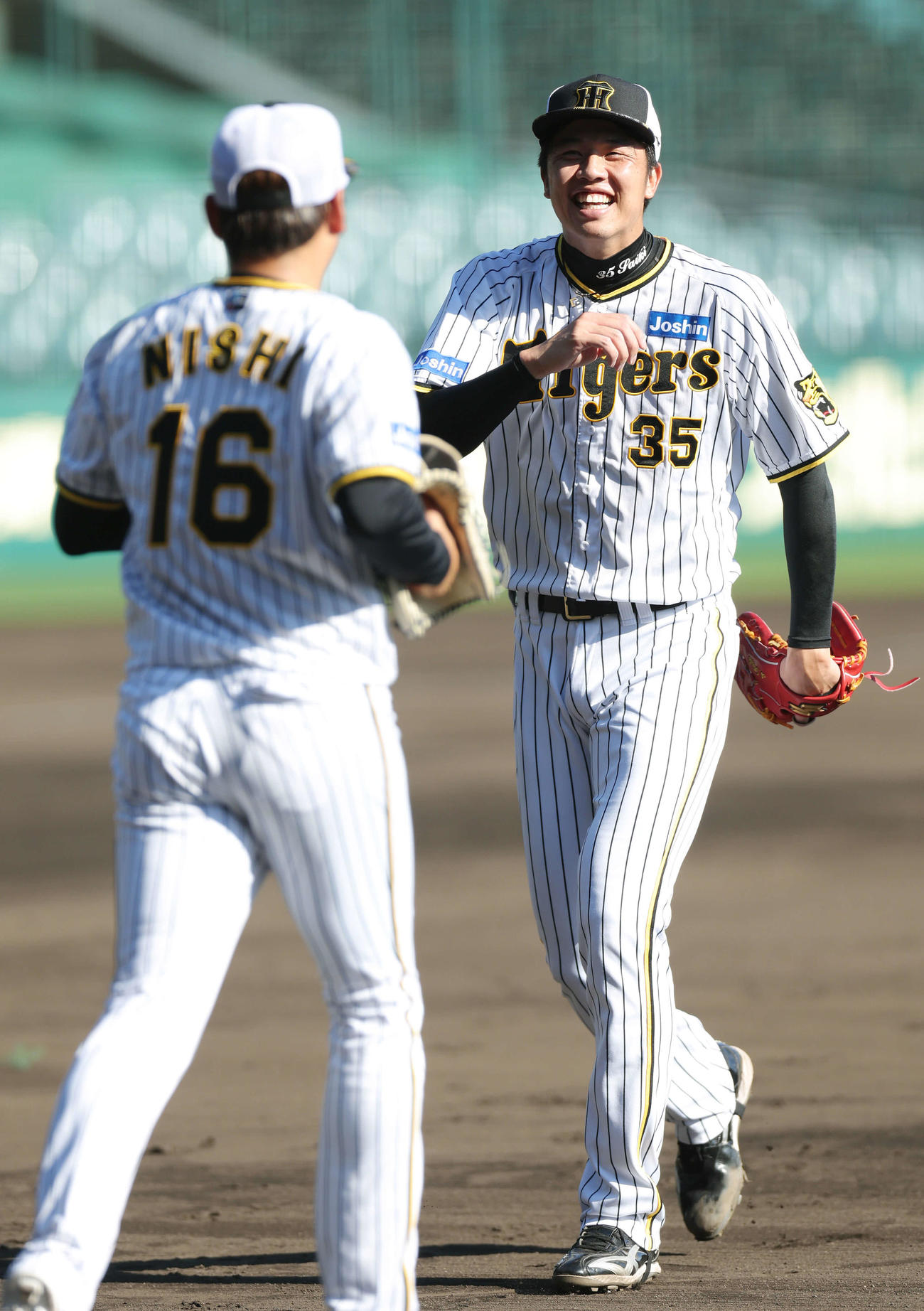 シート打撃で好投し、笑顔で阪神西勇（左）と交代する才木（撮影・前田充）