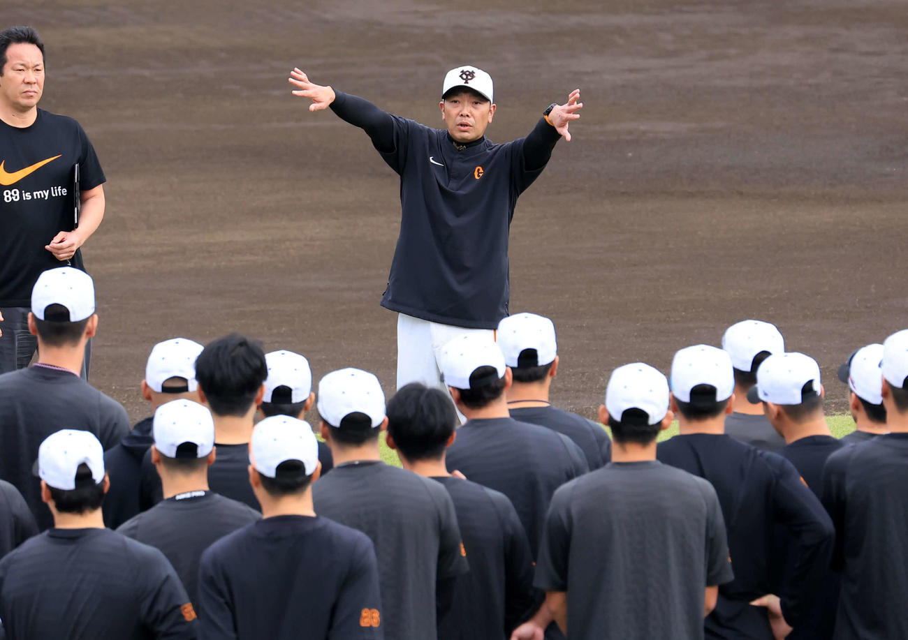ナインを集め指示を出す巨人阿部新監督（2023年10月14日撮影）