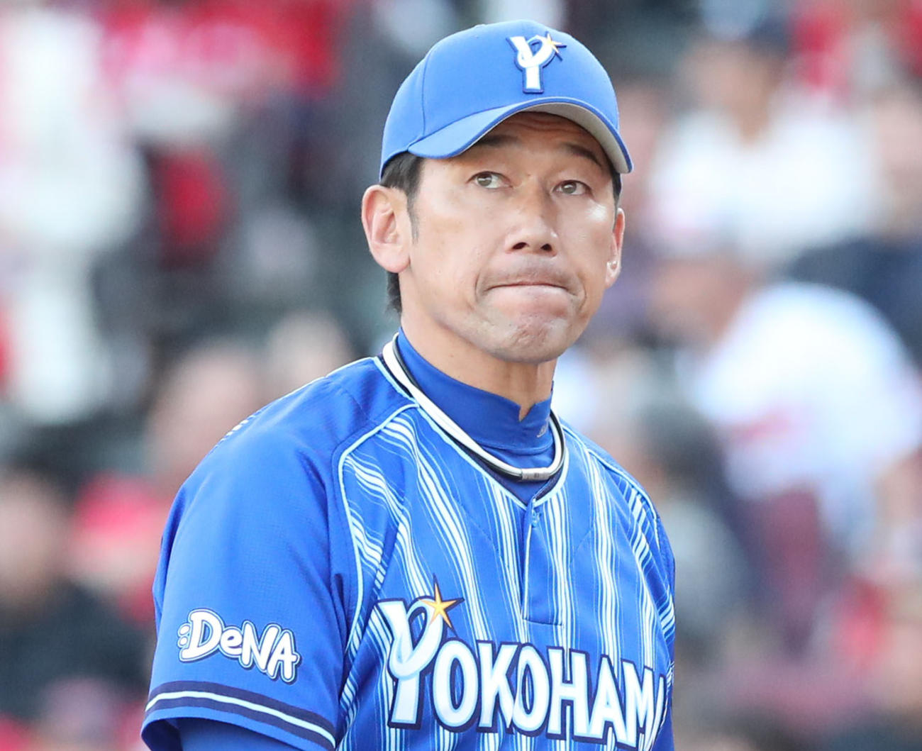 広島対DeNA　審判に選手交代を告げた三浦監督（撮影・梅根麻紀）