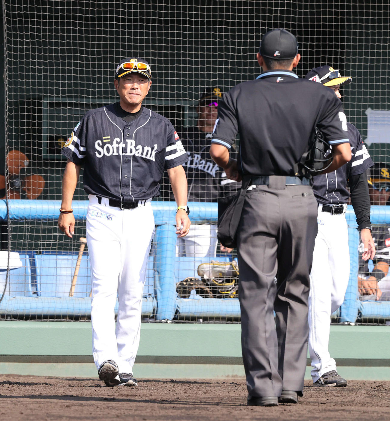 ヤクルト対ソフトバンク　イニングの合間に選手交代を審判に告げる小久保監督（撮影・梅根麻紀）