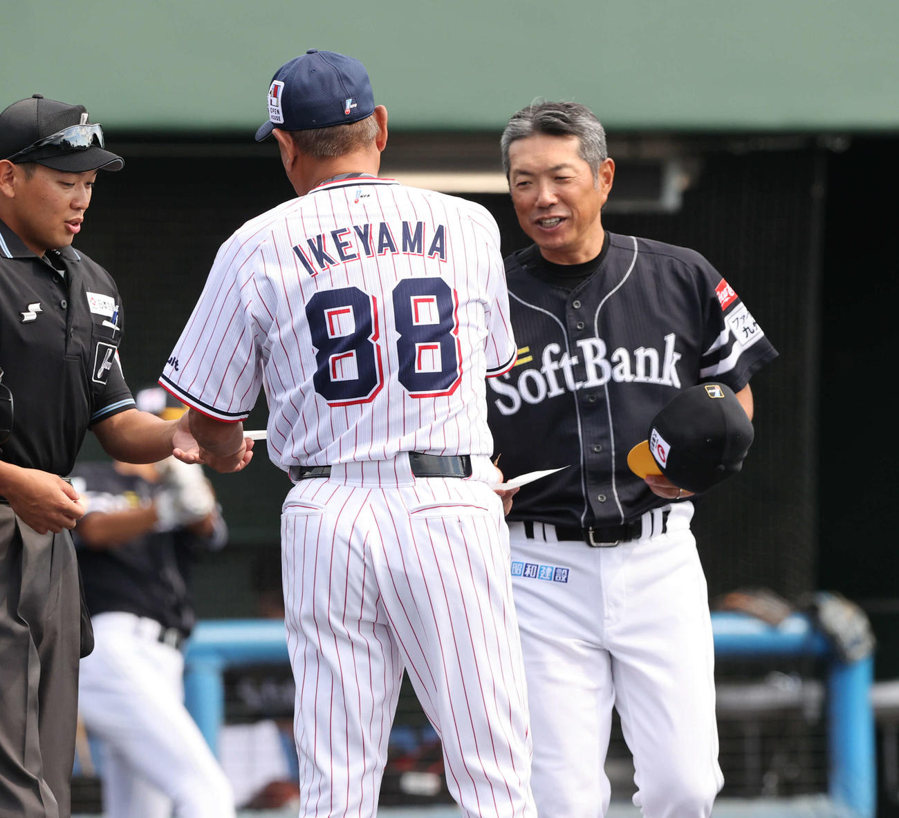 ヤクルト対ソフトバンク　池山2軍監督とメンバー表を確認する小久保監督（撮影・梅根麻紀）