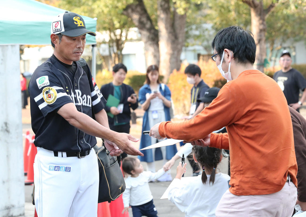 ヤクルト対ソフトバンク　ファンサービスをする小久保監督（撮影・梅根麻紀）