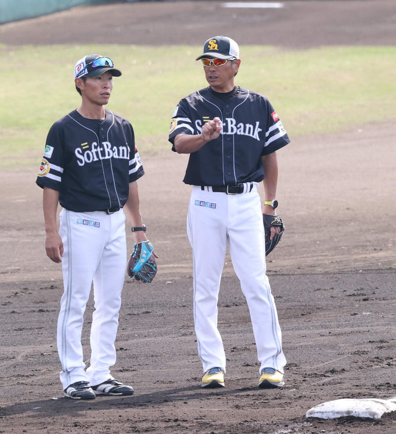 本多コーチと話をする小久保監督（撮影・梅根麻紀）