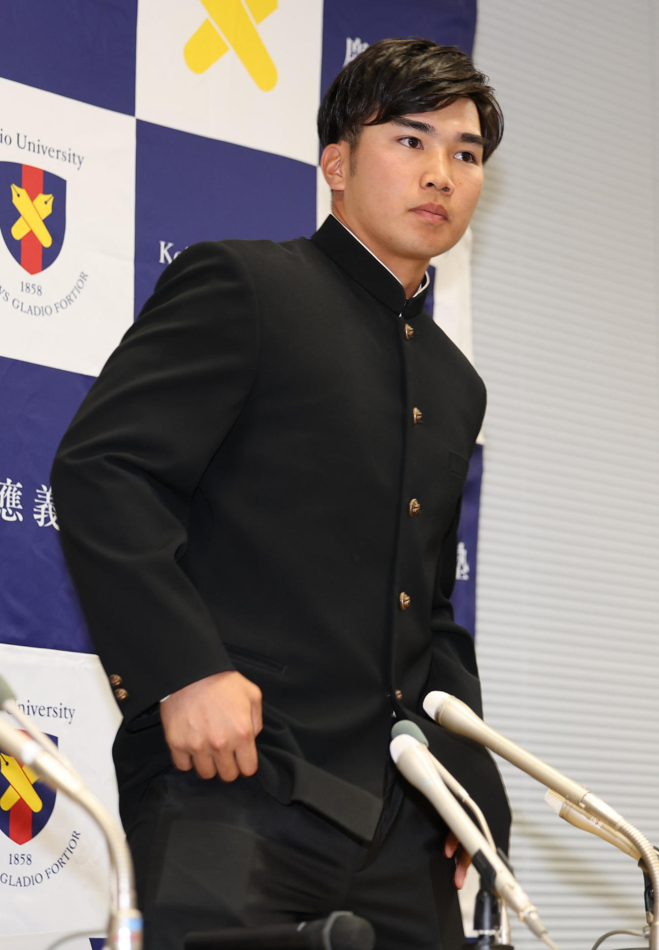 会見場に登場した慶大・広瀬（撮影・野上伸悟）