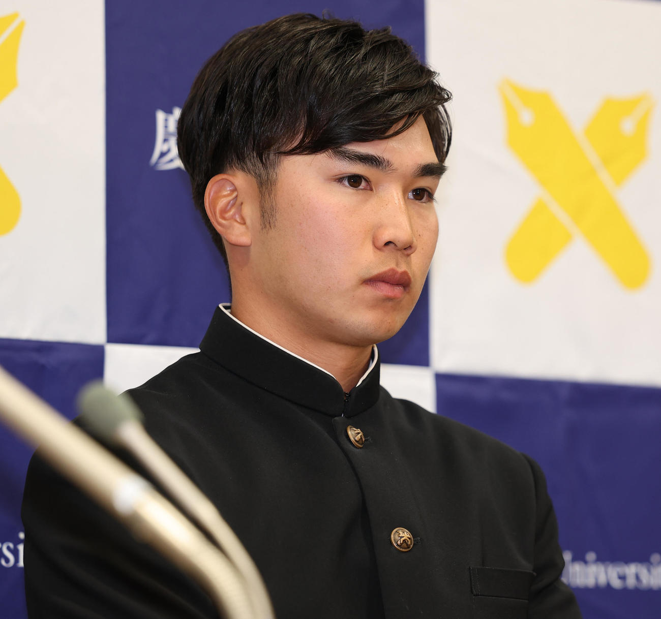 会見場に登場した慶大・広瀬（撮影・野上伸悟）