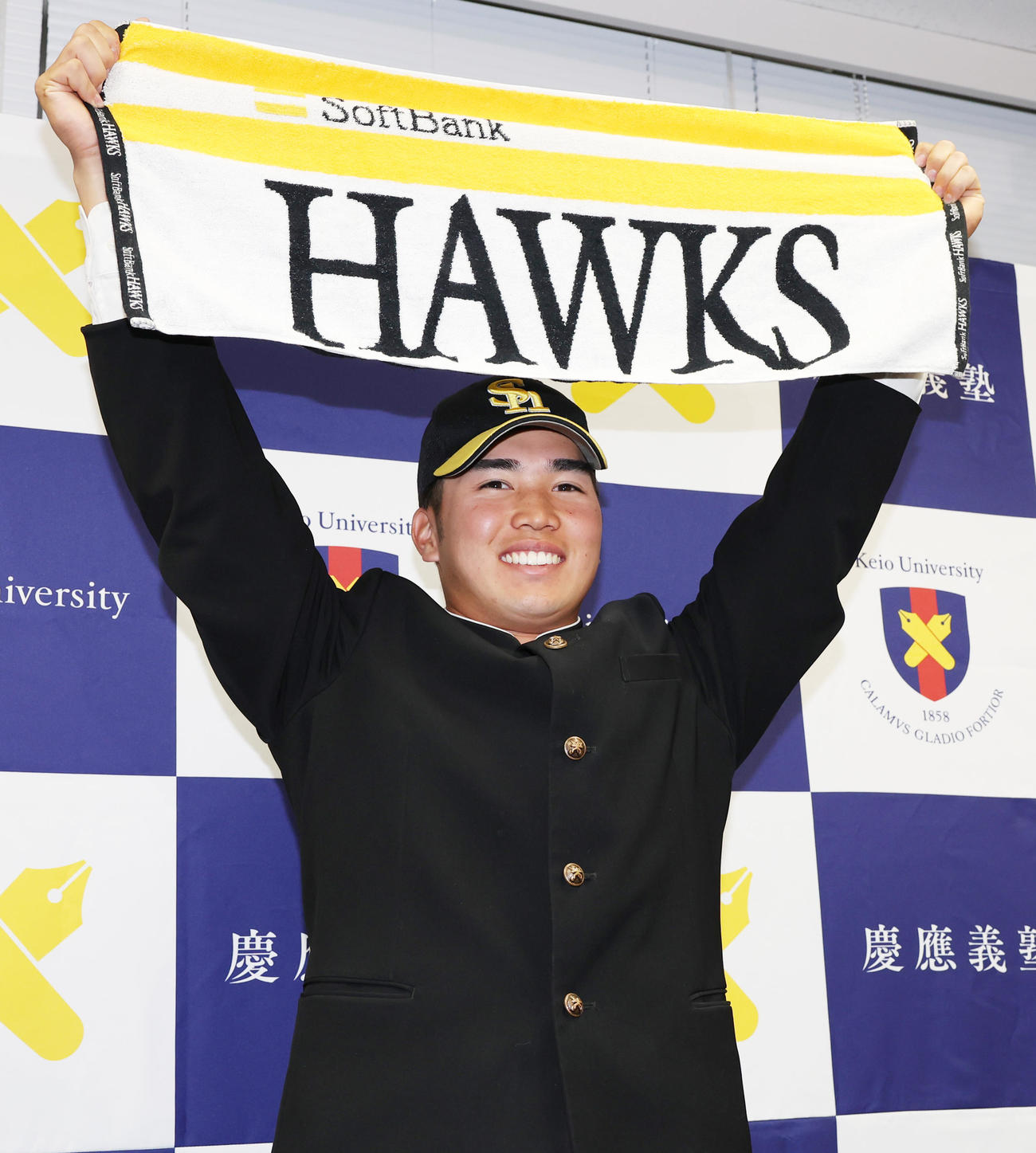 ソフトバンクから3位指名を受け笑顔の慶大・広瀬（撮影・野上伸悟）