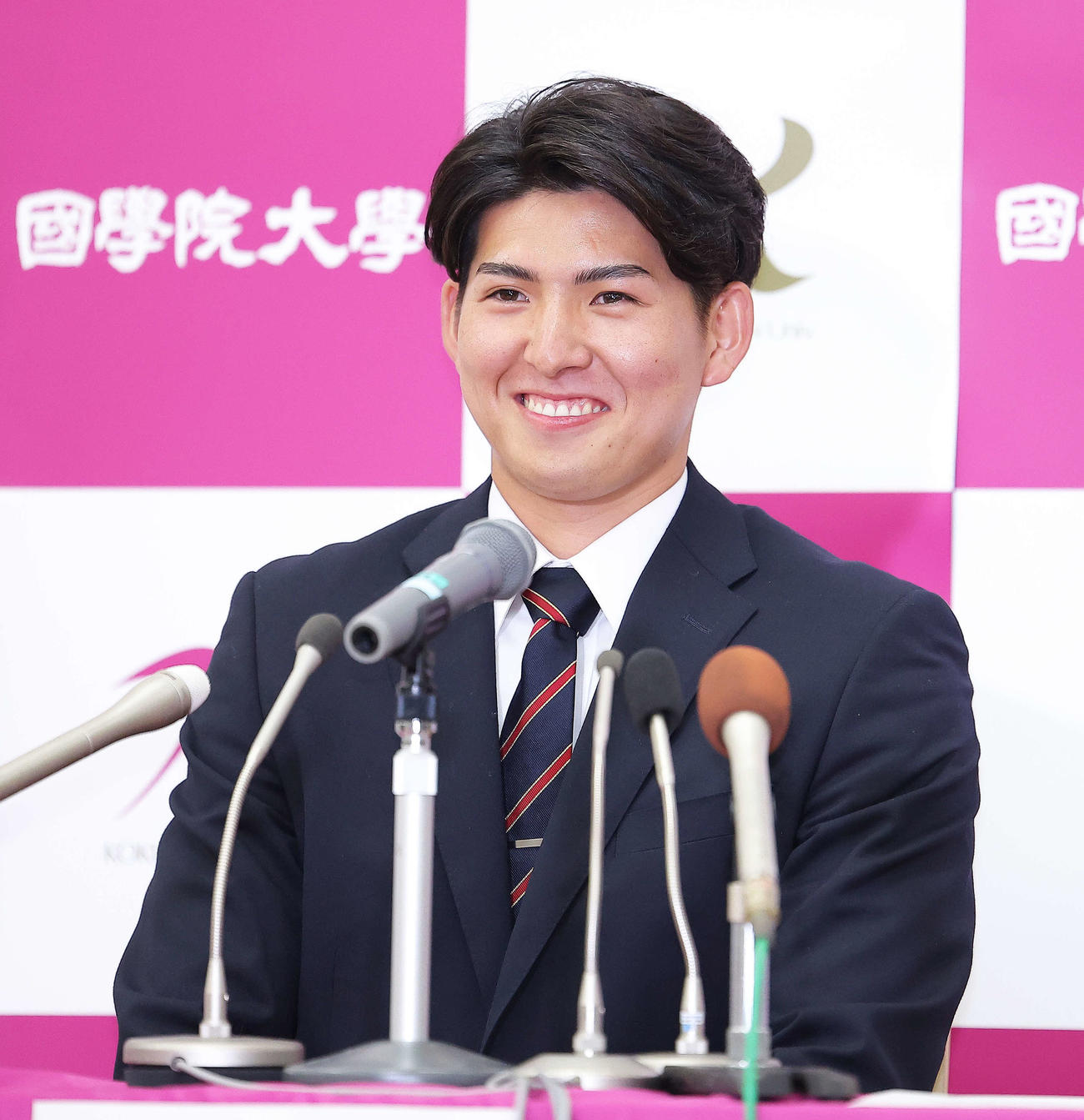 西武1位指名を受け、笑顔を見せる国学院大・武内（撮影・河田真司）