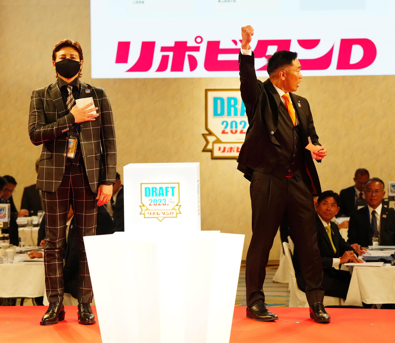 中大・西舘の交渉権を獲得し、ガッツポーズを見せる巨人阿部監督。左は日本ハム新庄監督（撮影・江口和貴）