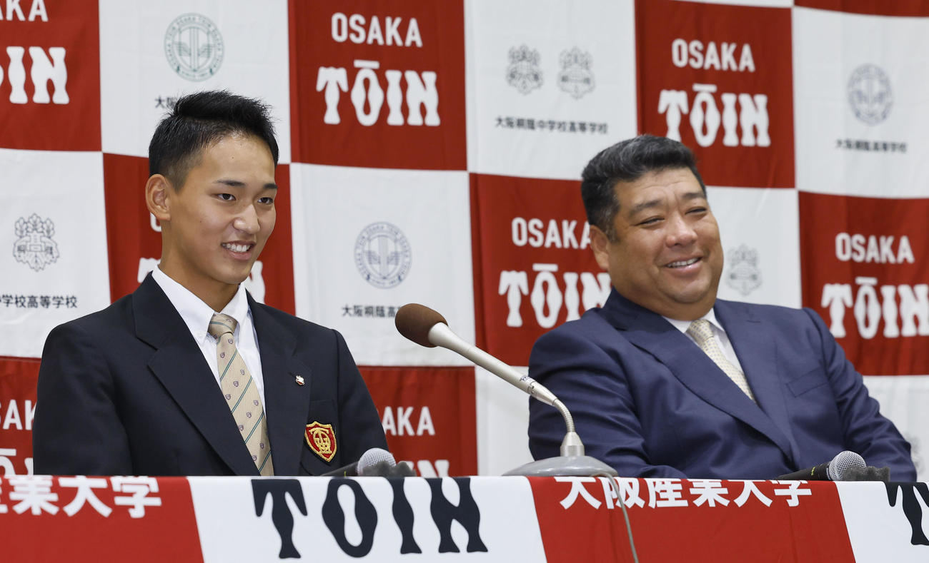 ドラフト会議を前に、西谷浩監督（右）と笑顔を見せる大阪桐蔭・前田（撮影・藤尾明華）