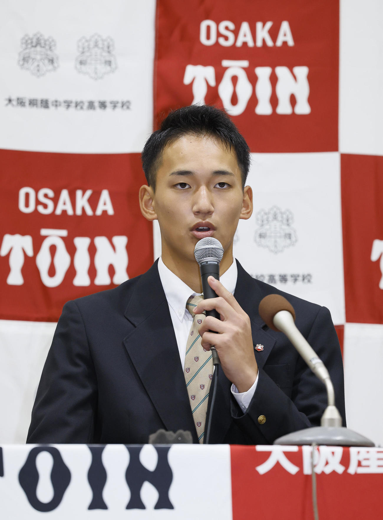 ソフトバンクから外れ1位での指名を受け、記者会見する大阪桐蔭・前田（撮影・藤尾明華）