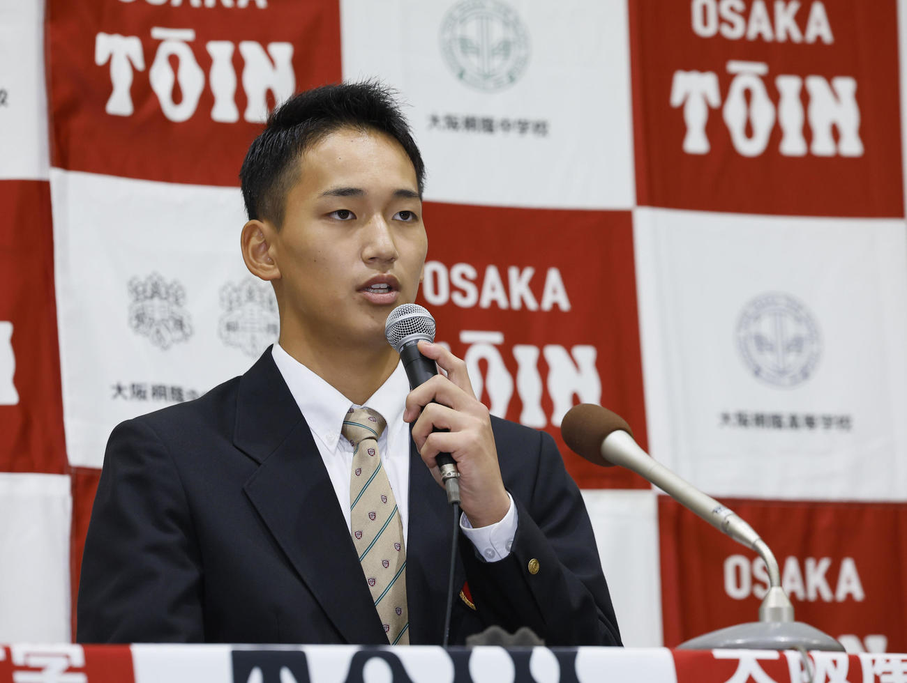 ソフトバンクから外れ1位での指名を受け、記者会見する大阪桐蔭・前田（撮影・藤尾明華）