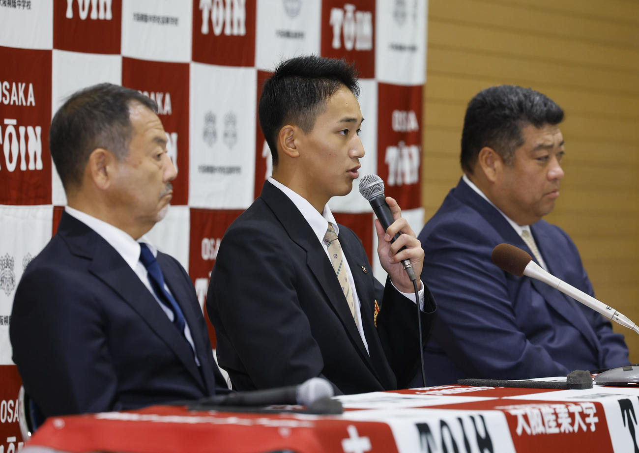 ソフトバンクから外れ1位での指名を受け、記者会見する大阪桐蔭・前田（中央）。右は西谷監督、左は今田校長（撮影・藤尾明華）