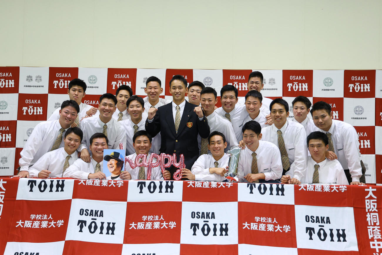 2023年プロ野球ドラフト会議　ソフトバンクから外れ1位での指名を受け、チームメート笑顔を見せる大阪桐蔭・前田（撮影・藤尾明華）