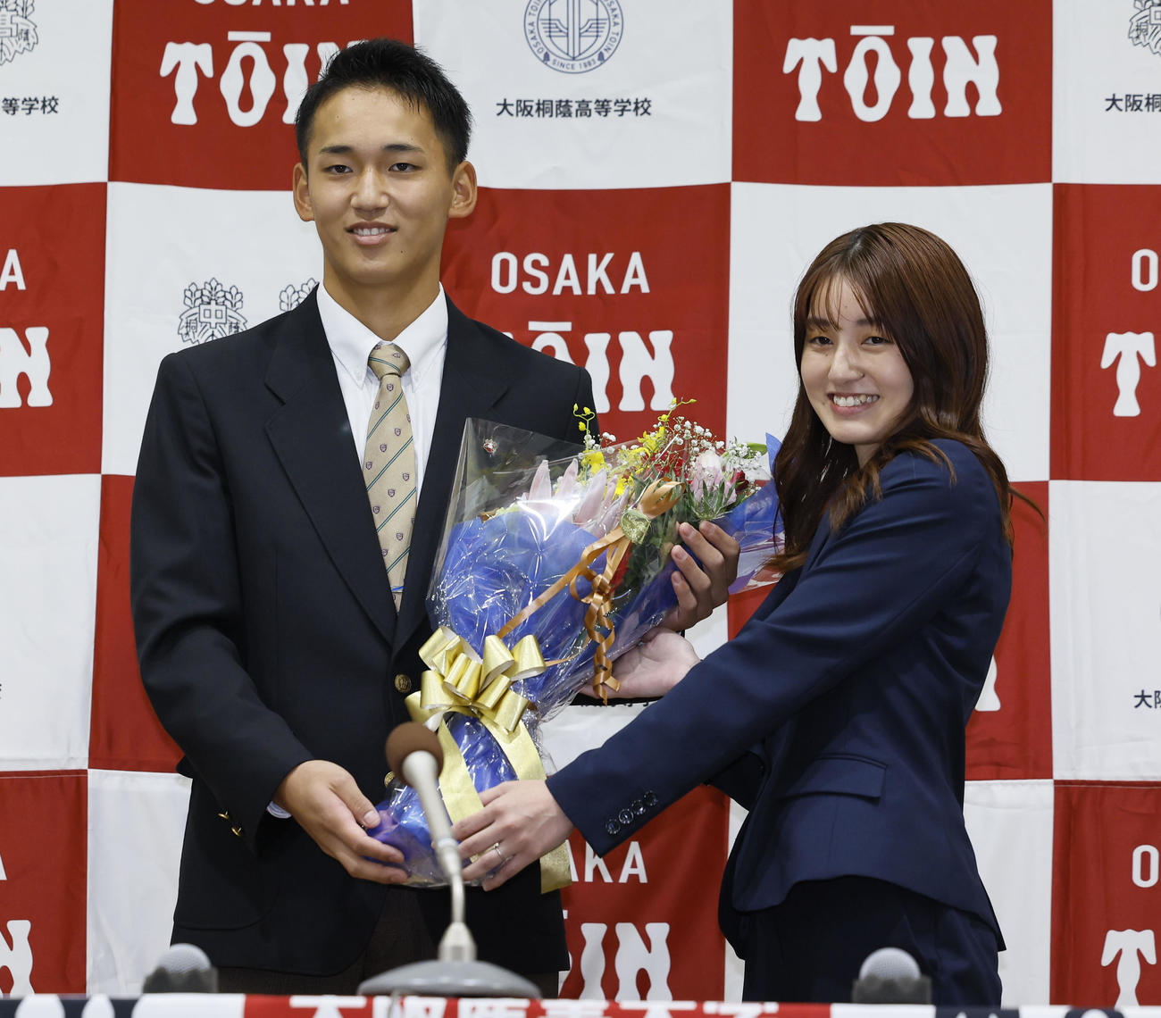 2023年プロ野球ドラフト会議　ソフトバンクから1位指名を受け、花束を贈られる大阪桐蔭・前田（撮影・藤尾明華）