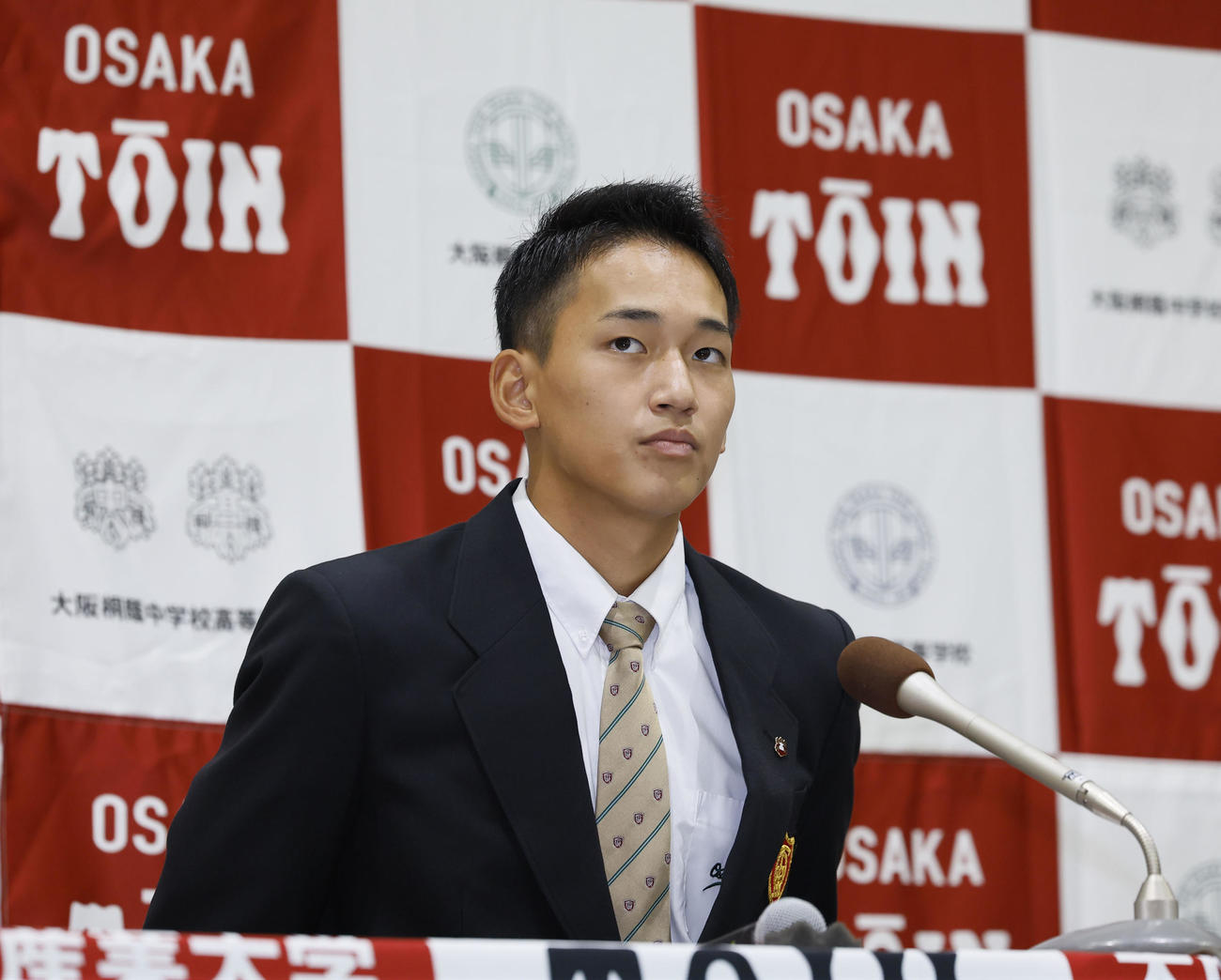 会見場の席に着く大阪桐蔭・前田悠伍（撮影・藤尾明華）