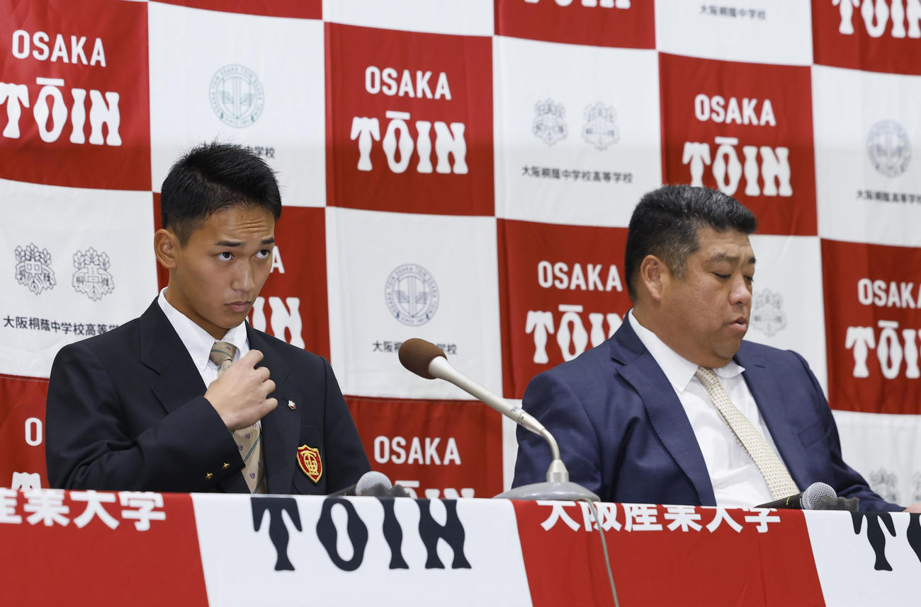 会見場の席に着く大阪桐蔭・前田悠伍。右は西谷監督（撮影・藤尾明華）