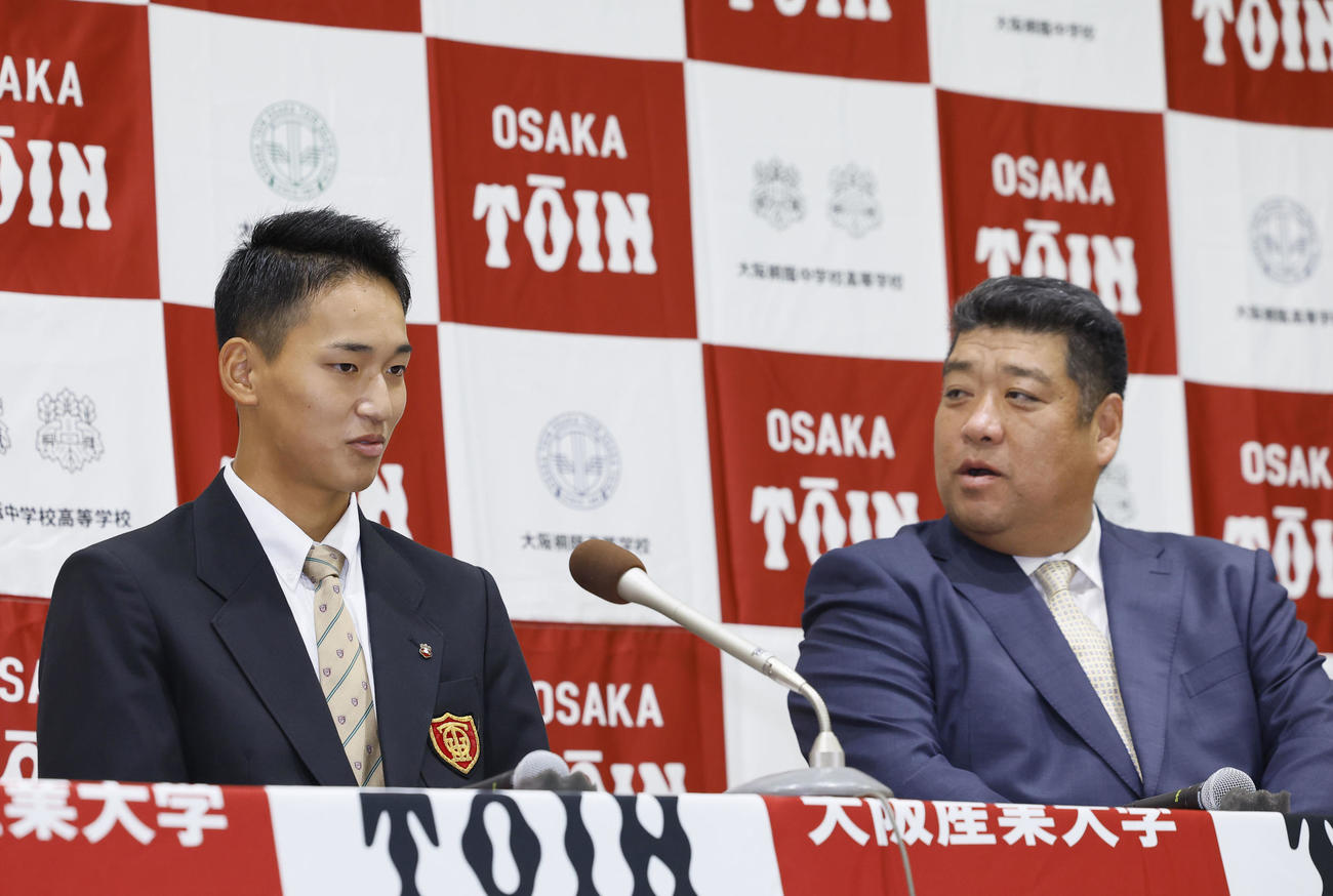 2023年プロ野球ドラフト会議　ソフトバンクから外れ1位での指名を受け、西谷監督（右）と言葉を交わす大阪桐蔭・前田（撮影・藤尾明華）