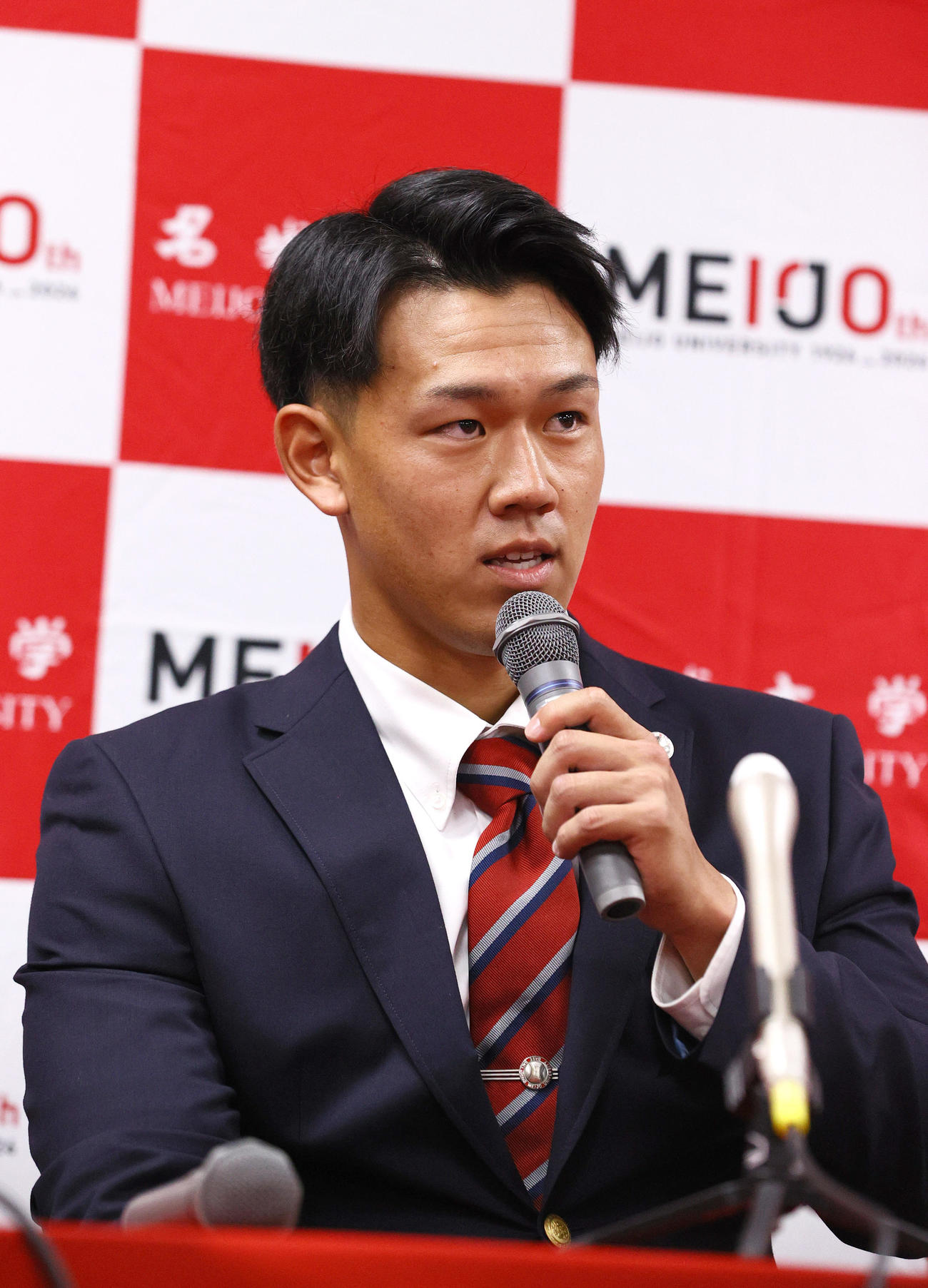ソフトバンクからドラフト2位指名を受け、喜びを語る名城大の岩井（撮影・上山淳一）
