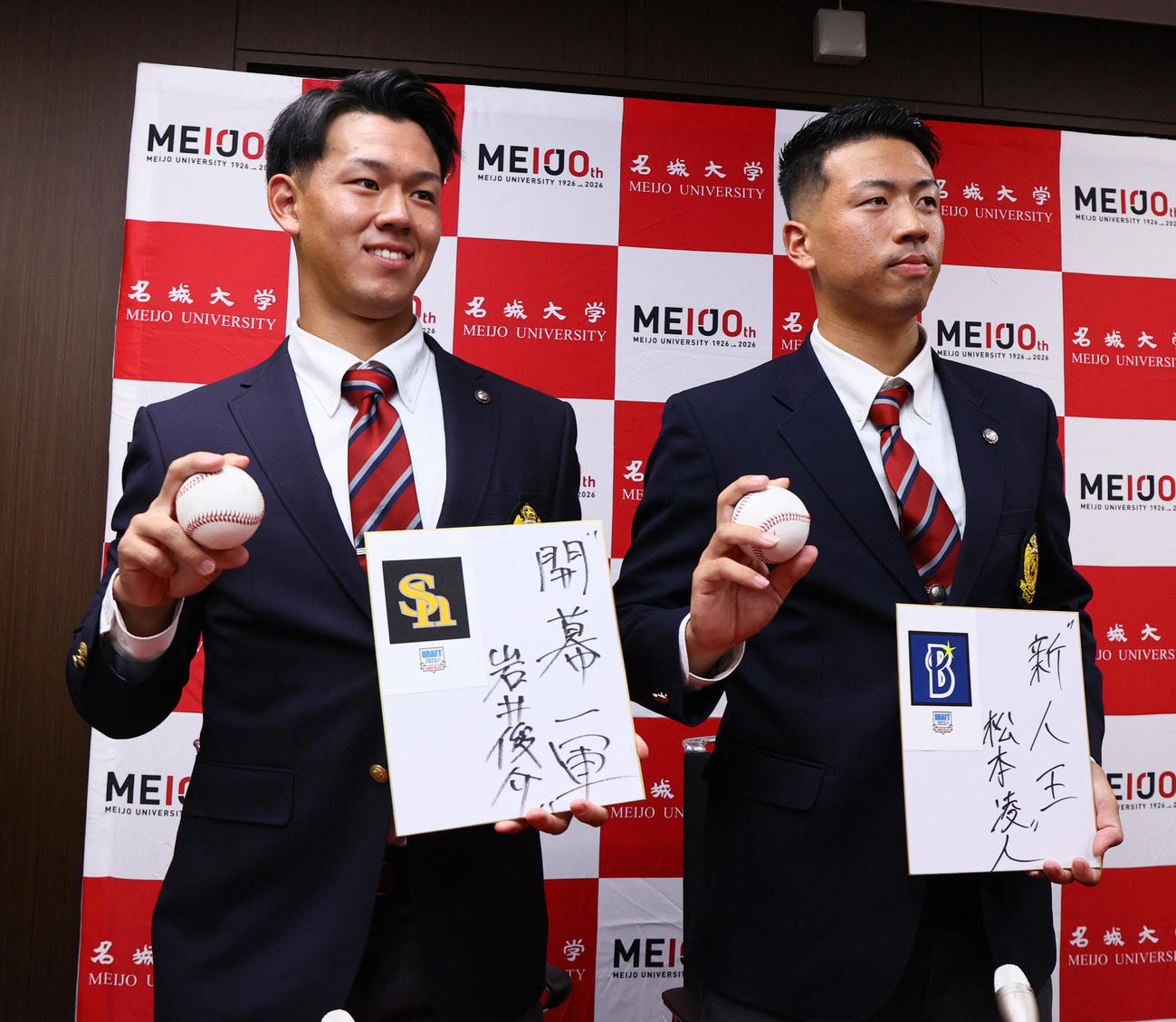 色紙に目標を掲げポーズを決めるソフトバンク2位の名城大の岩井（左）とDeNA2位の名城大の松本（撮影・上山淳一）