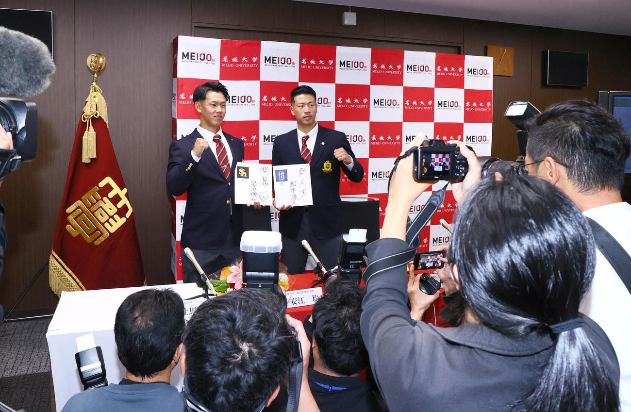 色紙に目標を掲げポーズを決めるソフトバンク2位の名城大の岩井（左）とDeNA2位の名城大の松本（撮影・上山淳一）