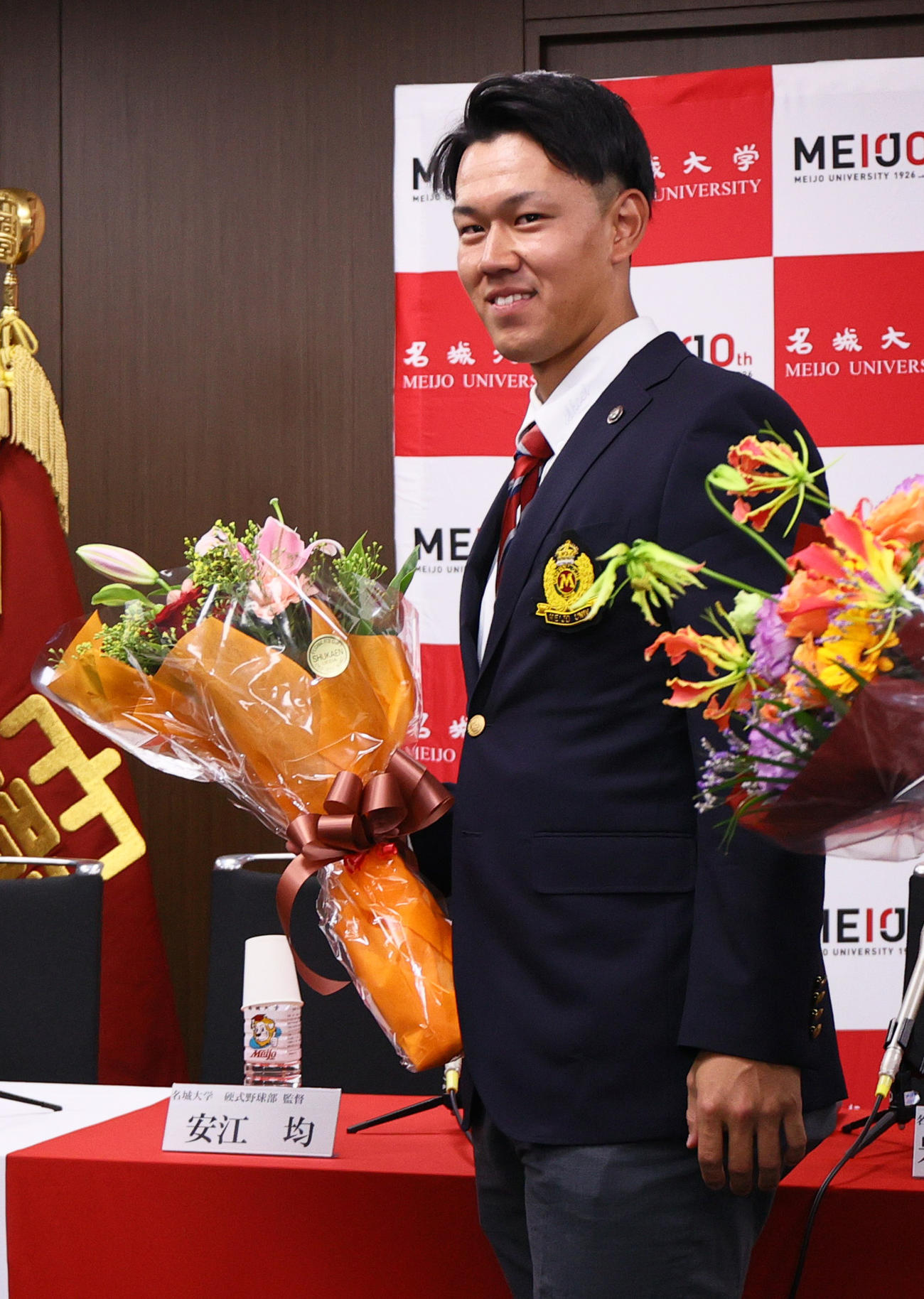 ソフトバンク2位で指名を受け、花束を手に笑顔を見せる名城大の岩井（撮影・上山淳一）